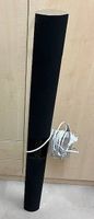 Lautsprecher BeoLab 3500 mit Tisch-Standfuss