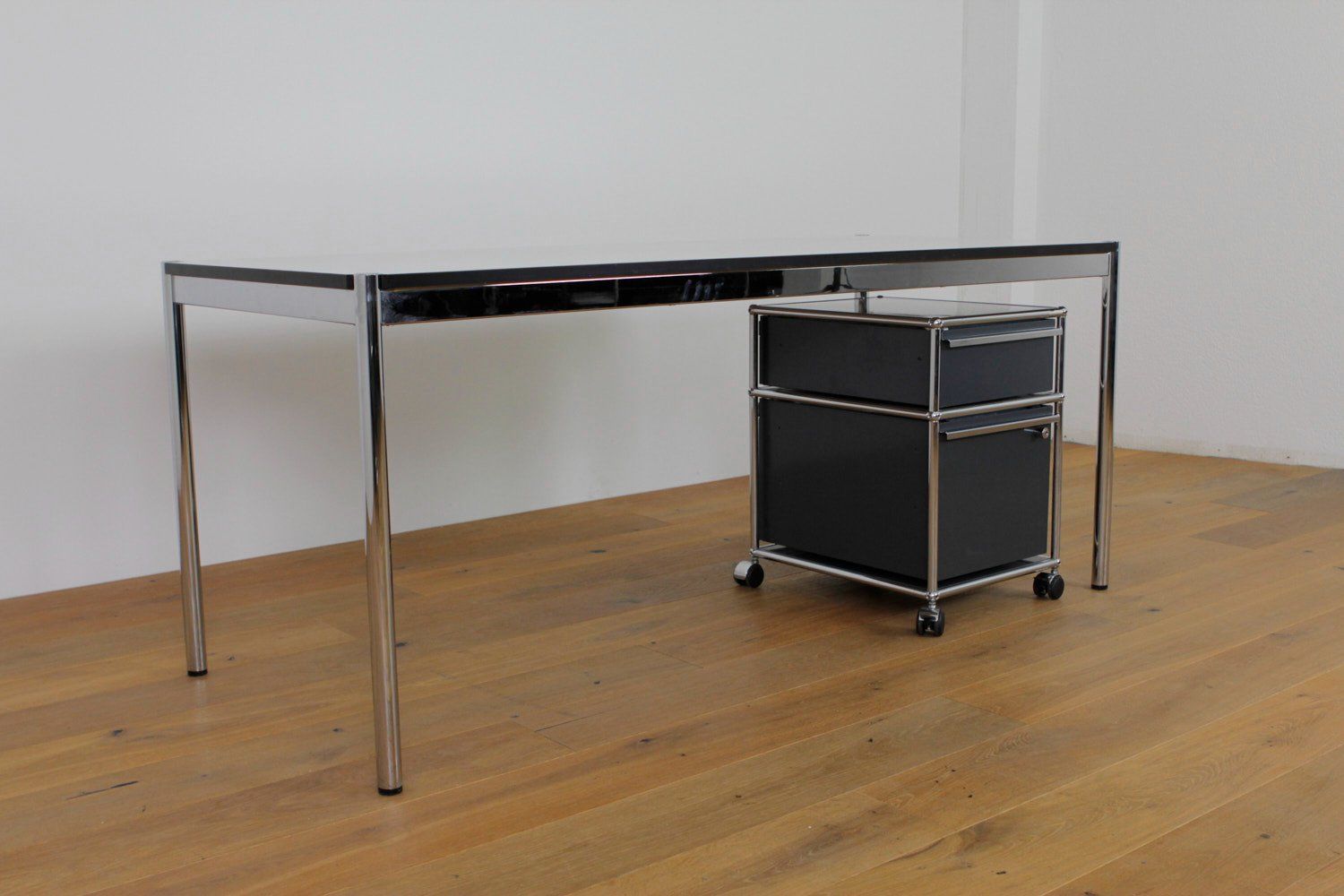 Tische: USM Haller Tisch 150x75cm mit Korpus – Gebraucht aus Affoltern am Albis von StudioStandard 3