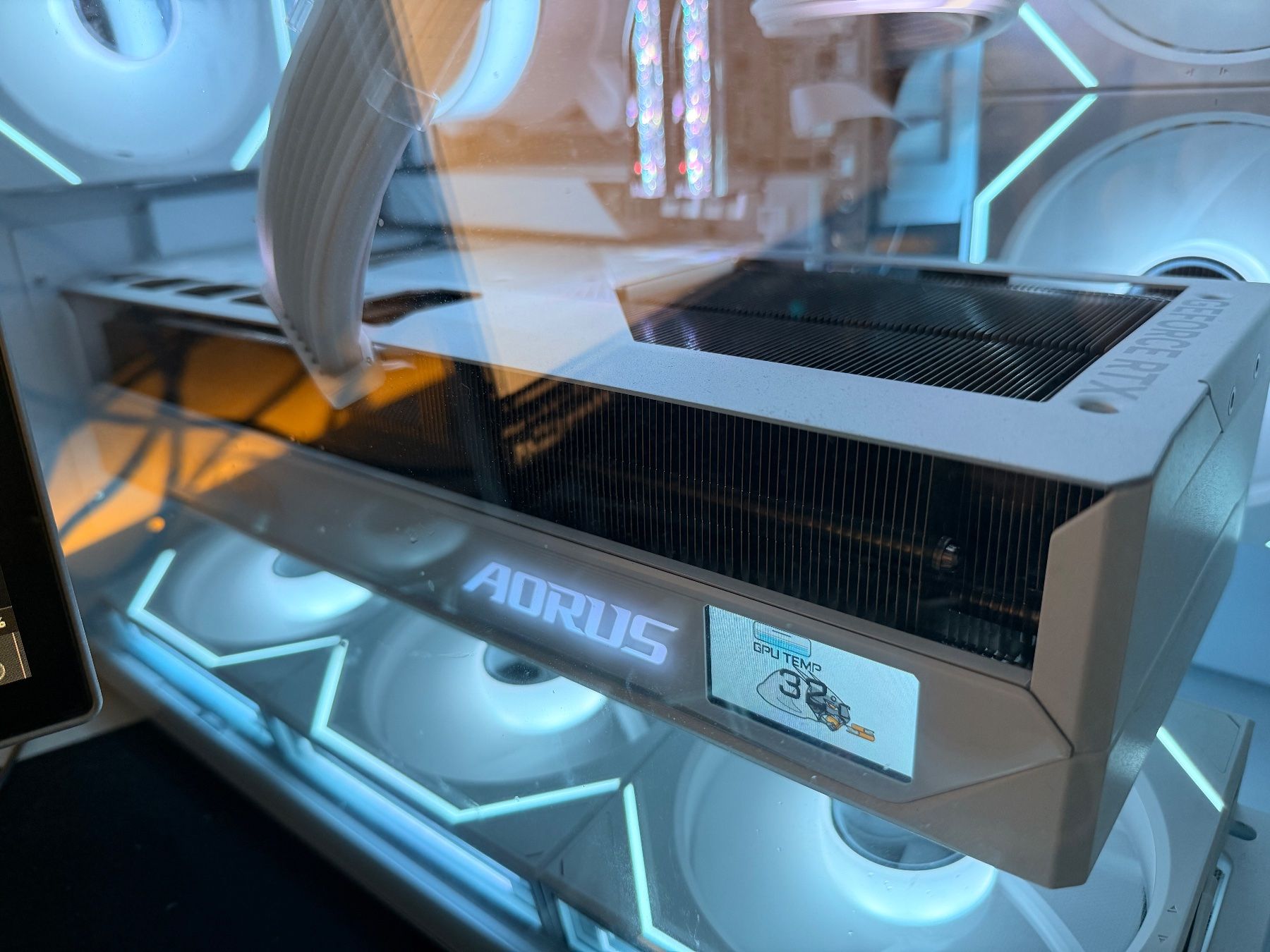 Gigabyte Cartes graphiques: Gigabyte AORUS GeForce RTX 5080 MASTER ICE – D'occasion à Kloten par sim_sp6q