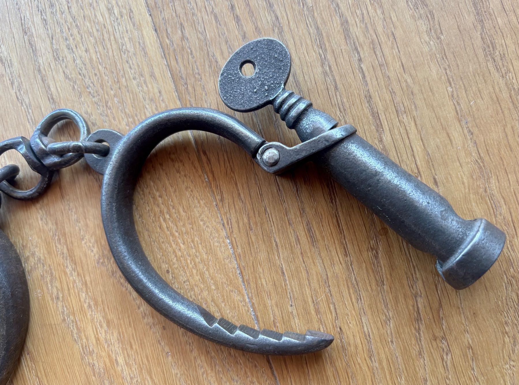 Sonstiges für Firmenanlässe & Parties: Originale antike geschmiedete Handschellen, Handfesseln – Gebraucht aus Lüchingen von Eeizo 7