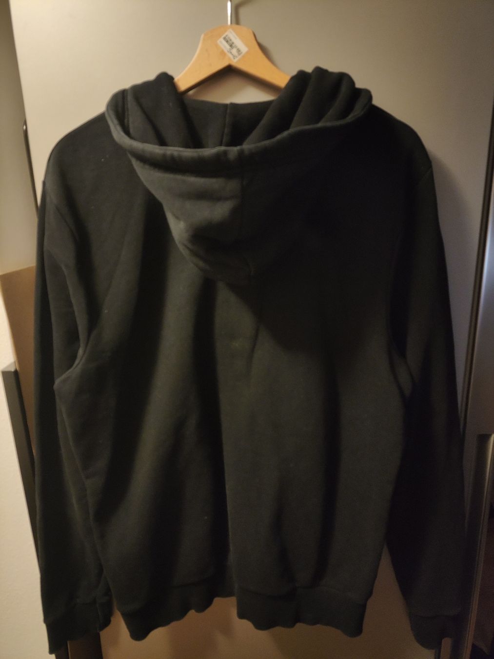 C&A Vestes: Gemütlicher schwarzer Kapuzenpullover mit Reißverschluss – D'occasion à Winterthur par Ajcps 1
