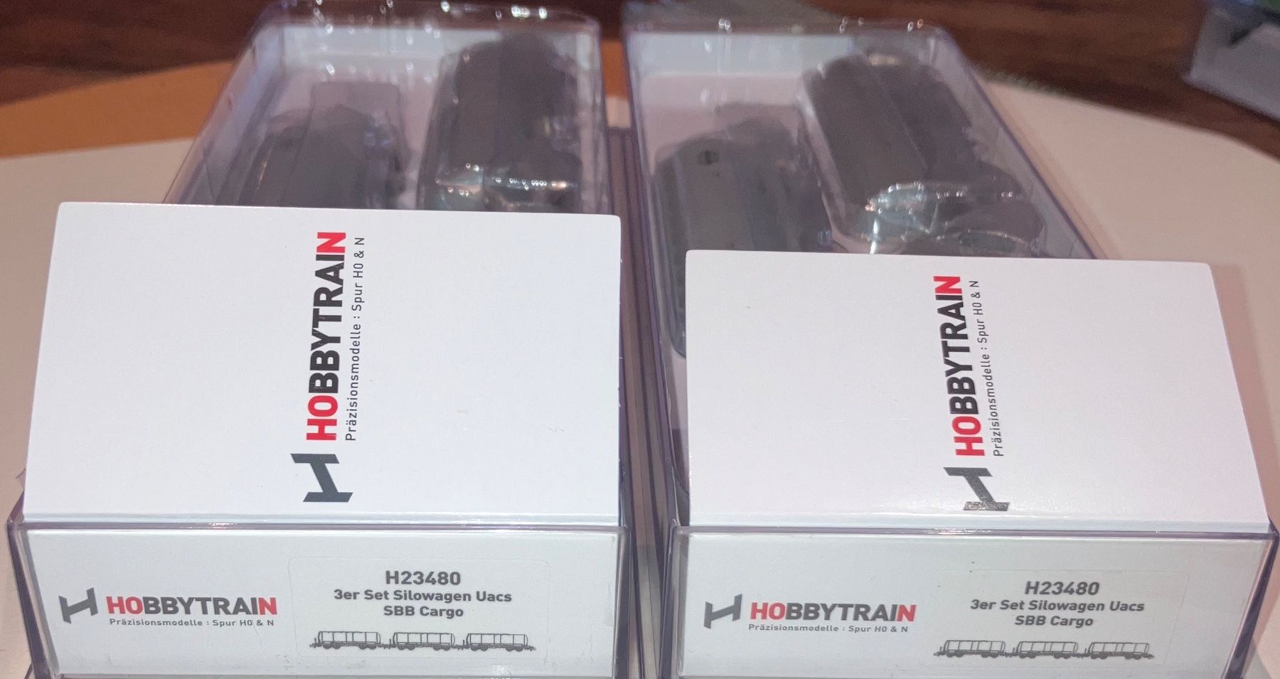 Hobbytrain Modellini di ferrovie: 2x  UACS "SBB Cargo" 3er Set Silowagen von Hobbytrain – Nuovo e nell'imballaggio originale da Dompierre VD venduto da immorentes 1