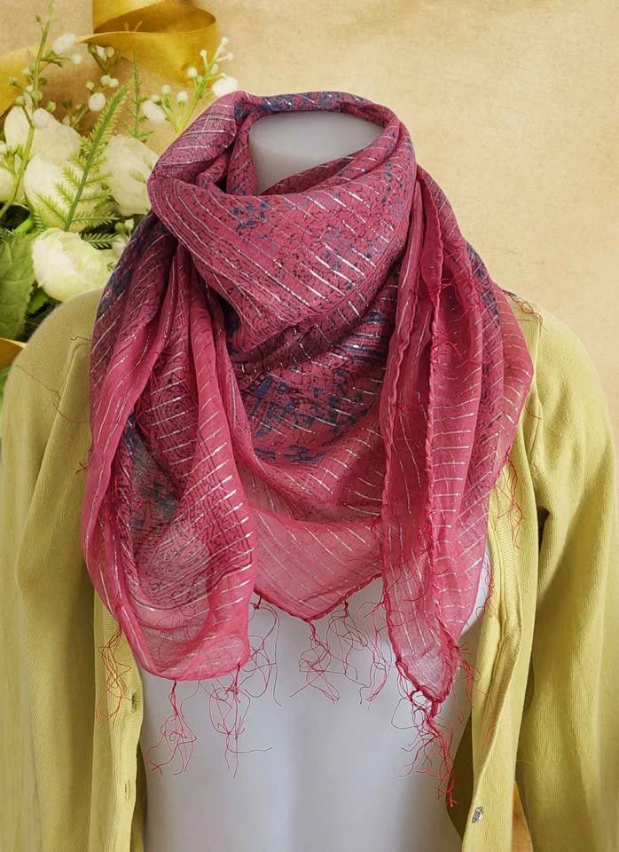 Foulard & Sciarpe: Schöner schal mit Glitzerfäden, hellrot NEU – Nuovo e nell'imballaggio originale da Aarburg venduto da Glitzerzauber