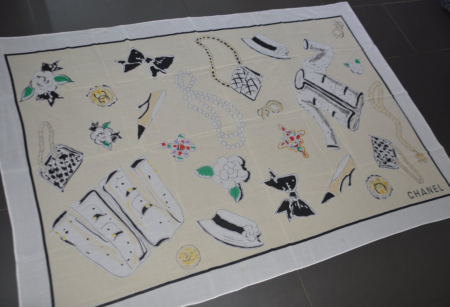 Chanel Foulard & Sciarpe: Schal Chanel châle – Usato da Collonges venduto da Auganien 5