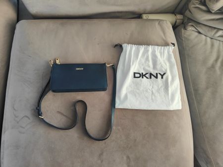 DKNY Bryant Umhängetasche aus Leder in Dunkelblau – ABSOLUT