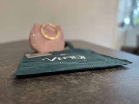 Pochette rosa elegante con manico a bracciale e tracolla