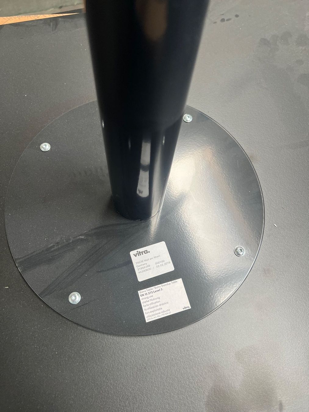 Vitra Tische: 014 VITRA Bistro Table indoor – Gebraucht aus Wangen an der Aare von TBYN 7
