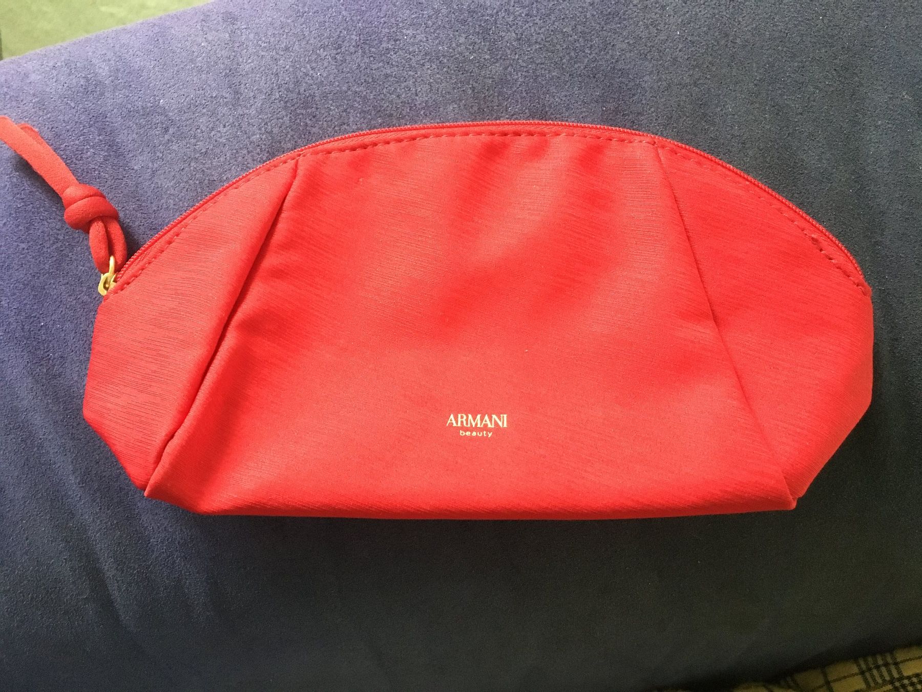 Custodie per cosmetici: Giorgio Armani Red Essential Pouch – Nuovo (secondo la descrizione) da Flawil venduto da rcnkr