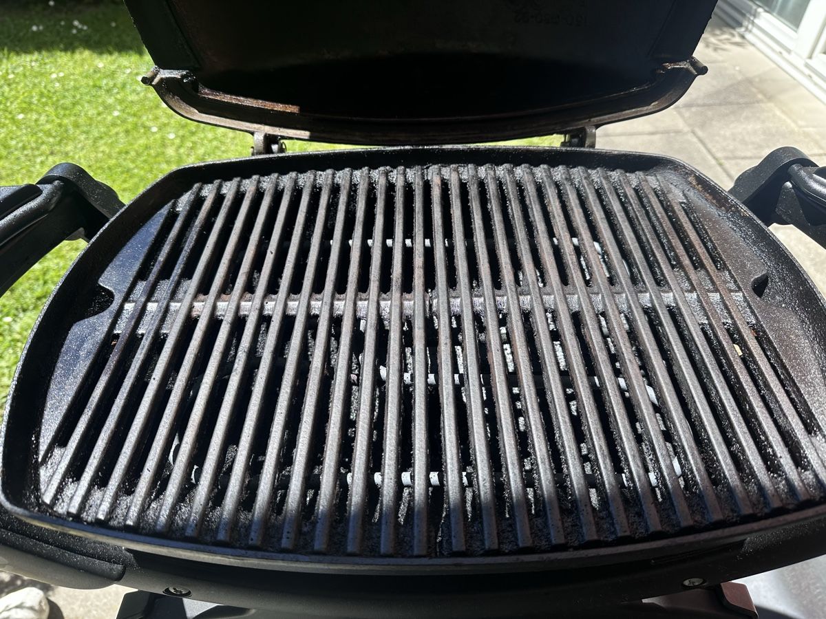 Griglie: Weber Q140 Electric Grill mit Stand – Usato da St. Gallen venduto da tirke 1