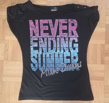 Schwarzes T-Shirt mit Aufdruck 'Never Ending Summer'