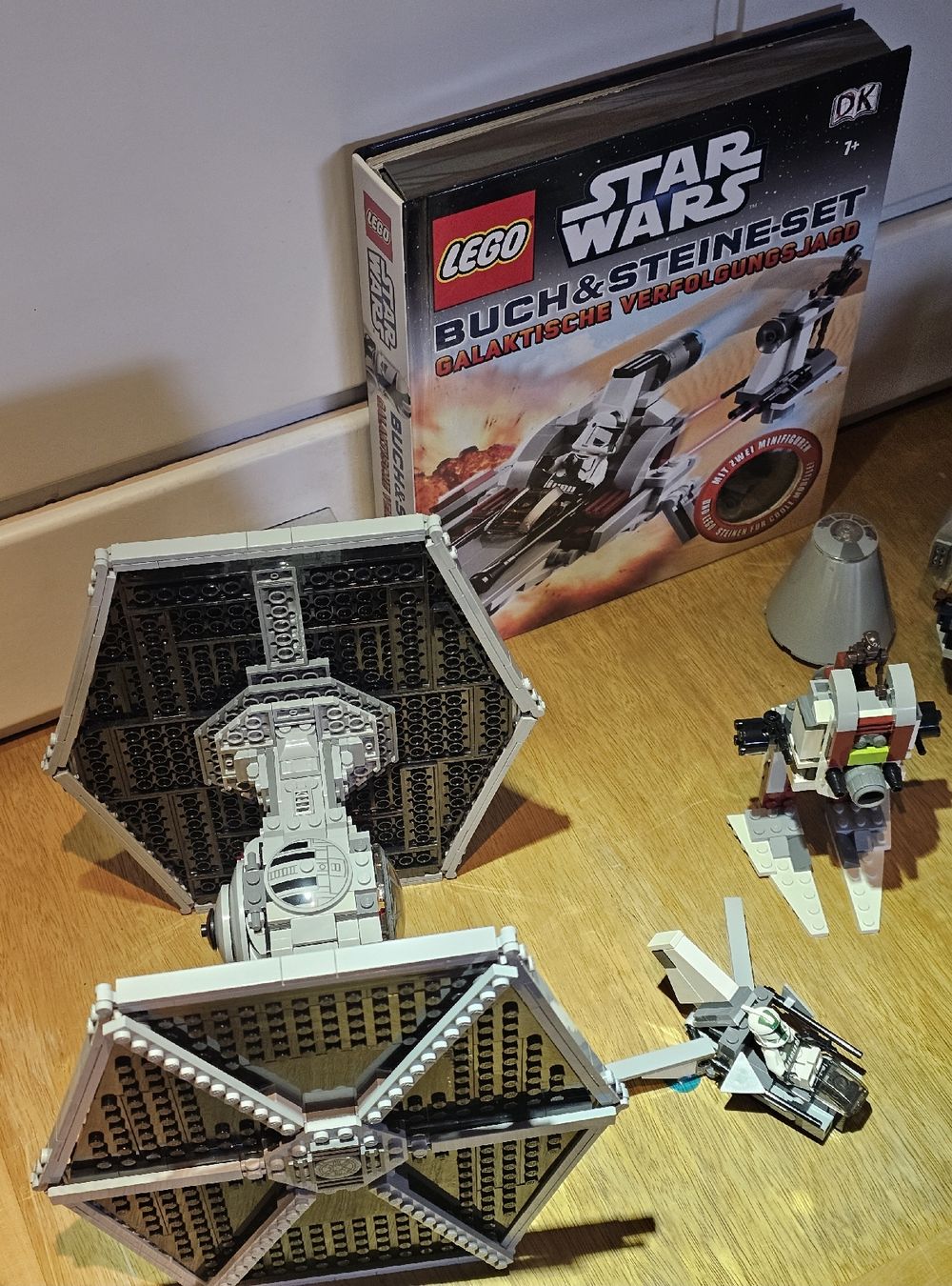 Lego Spielzeuge: LEGO Star Wars Millenium Falcon & TIE Fighter – Gebraucht aus Schattenhalb von DeepSilence 2
