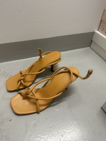 NEOUA Sandaletten Damen Grösse 39 gelb neu mit Karton