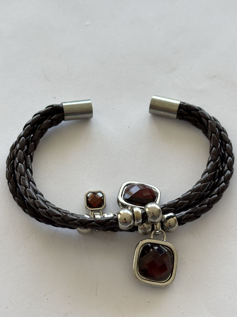 Bracciali & Braccialetti: Modeschmuck Armreif in Lederoptik mit roten Steinen. – Usato da Langnau am Albis venduto da flusspflege 2