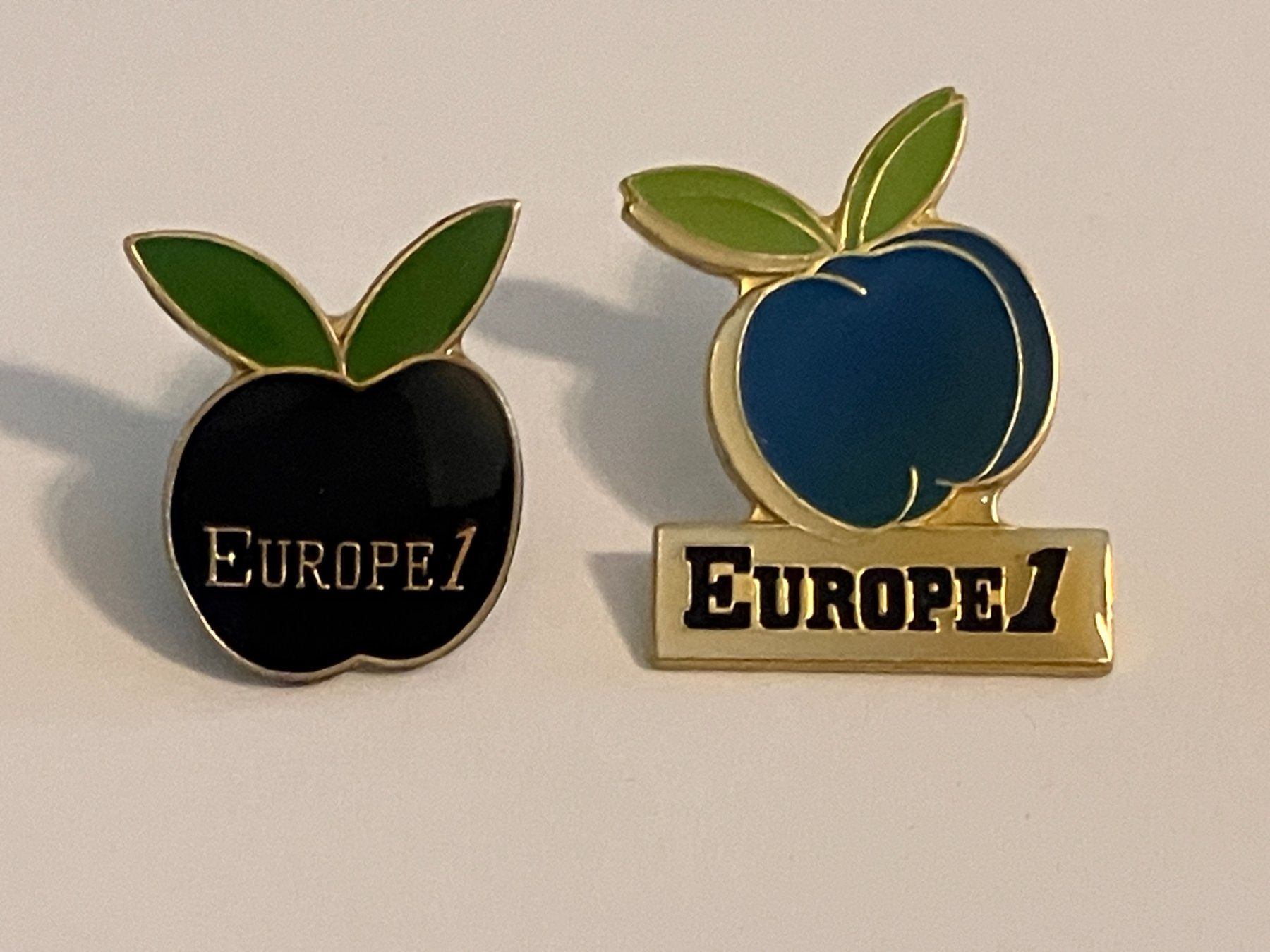 Placchette & Badge: 2 Pin Europe 1 – Usato da Basel venduto da djwwpp