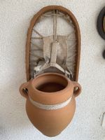Antiker Schneeschuh mit Topf zum Aufhängen