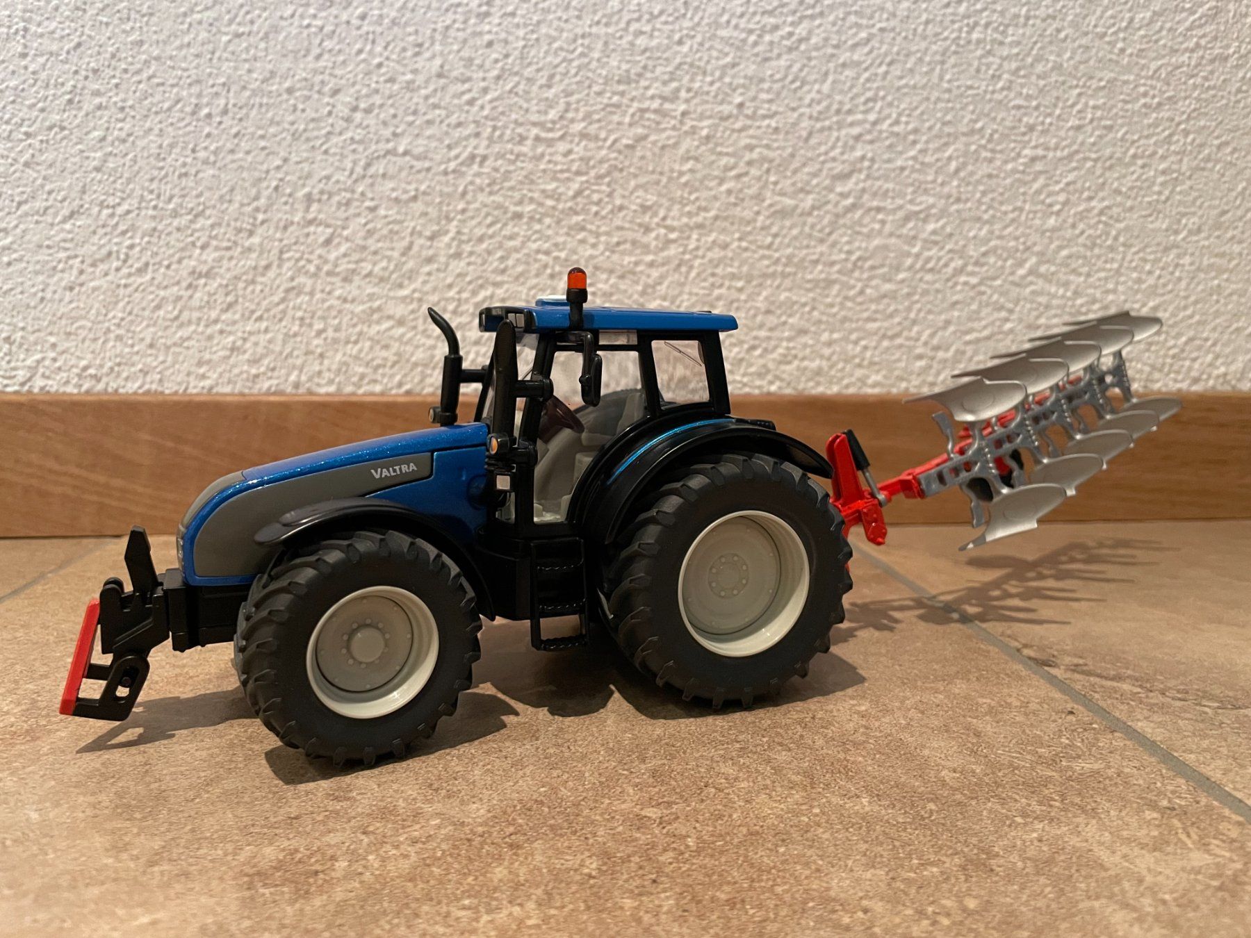 Valtra Traktoren: SIKU Valtra T191 mit Pflug – Neu und originalverpackt aus Kreuzlingen von Stefan1150