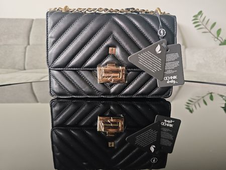 Black quilted crossbody bag with gold chain - Classic 🖤