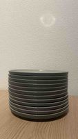 Set von 12 flachen Tellern grau