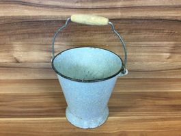 Gebrauchtes Kesseli Eimer Emaille , mit Holzgriff für Garten