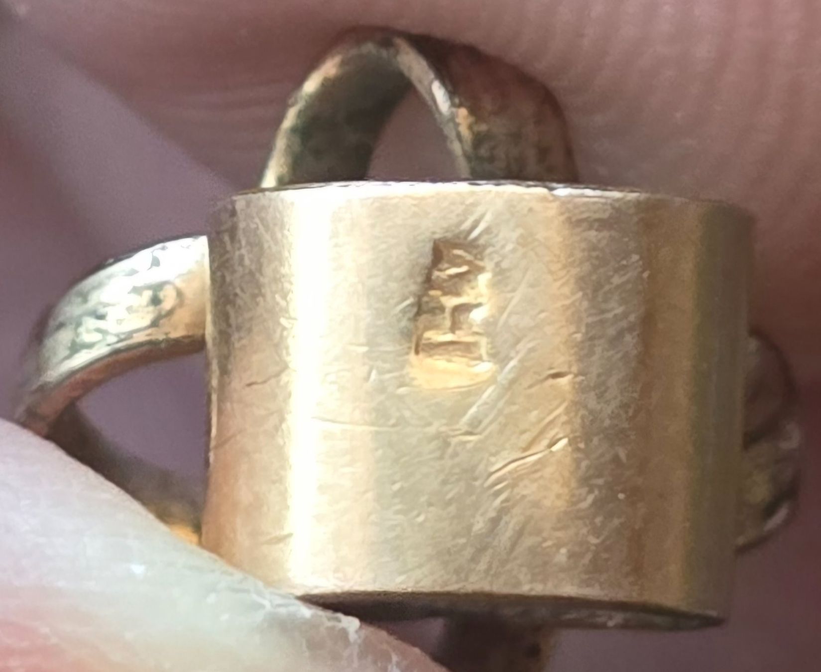 Pendentifs: Zwei Schmuckknöpfe mit Stein, Metall, gebraucht – D'occasion à Duebendorf par Dguguseli 1