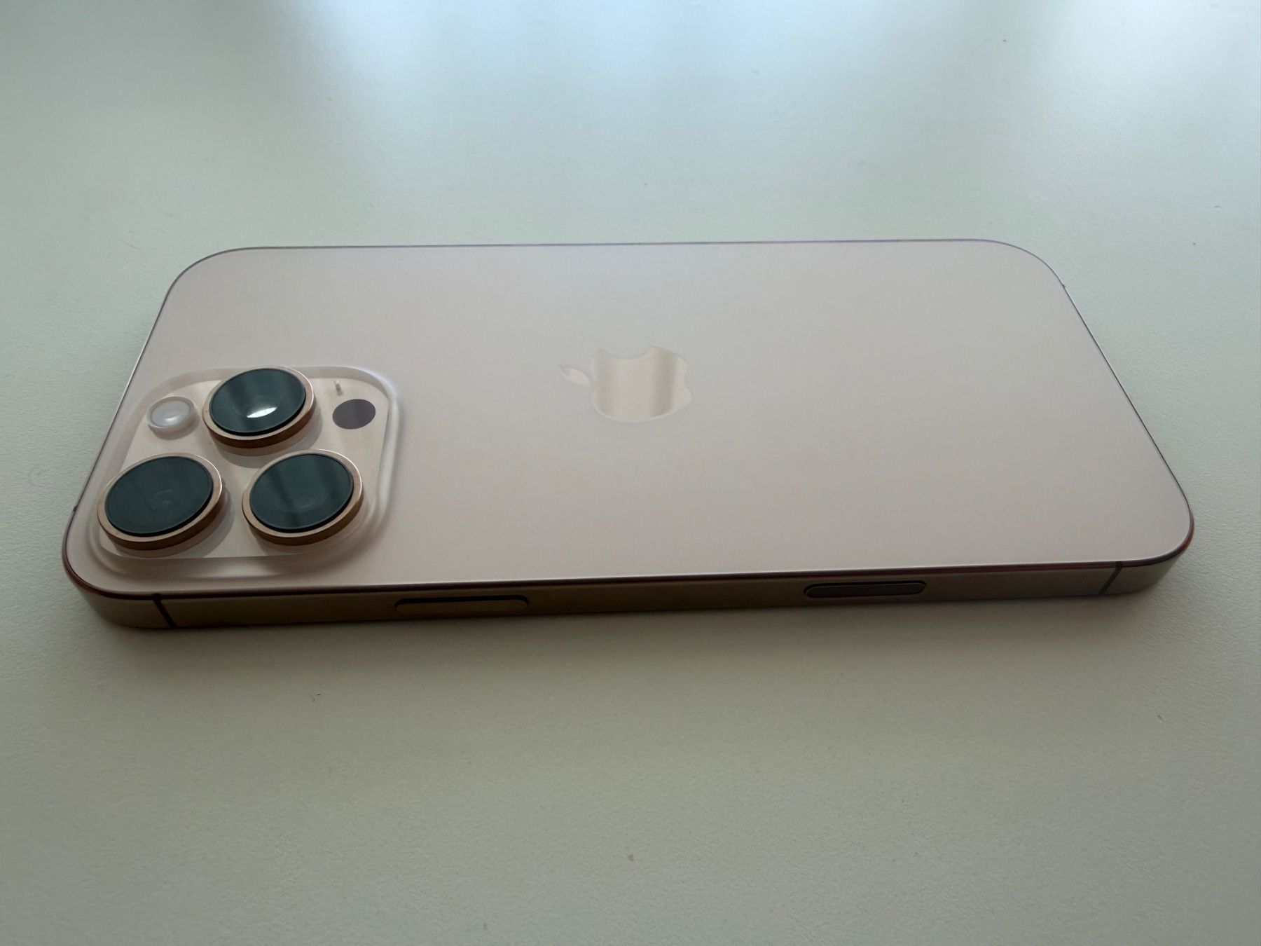 Apple Telefoni cellulari / Smartphones: iPhone 16 Pro Max, Desert Titanium, 256GB – Usato da St-Gingolph venduto da GoldenKeys 7