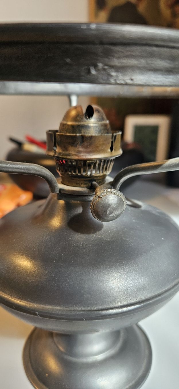 Lampade: Alte Petroleumlampe mit Zinnfuss – Usato da Belp venduto da Ginus85 3