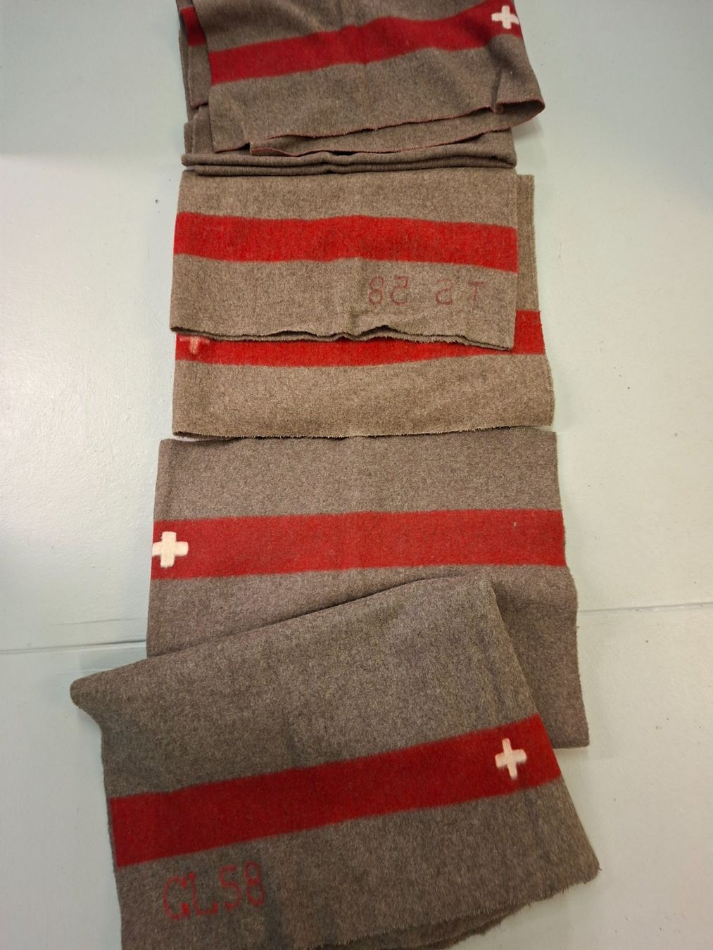 Schweizer Armee Coperte: 4 Schweizer Armee Wolldecken für 100.- – Usato da Ebmatingen venduto da Ilg