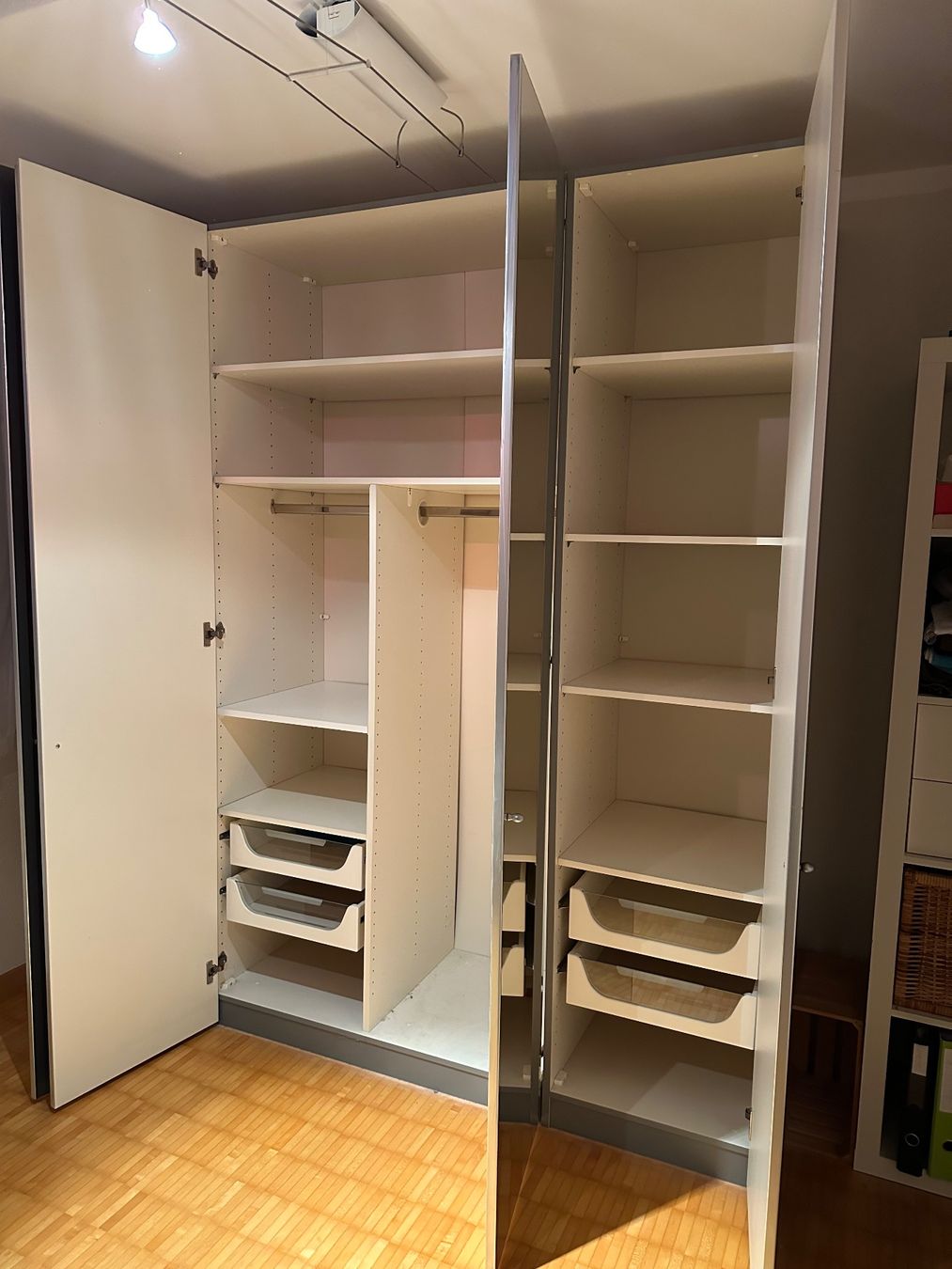 Schränke: Kleiderschrank mit Spiegel – Gebraucht aus Wolfhausen von alfi3 2