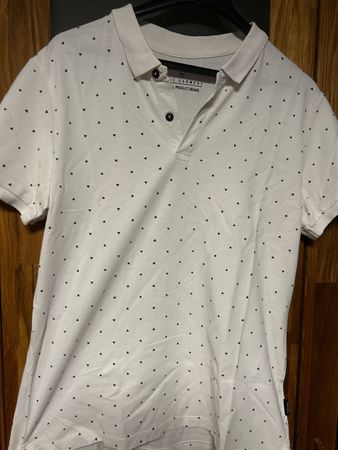 Polo blanc à motifs triangles noirs, taille M, été ☀️