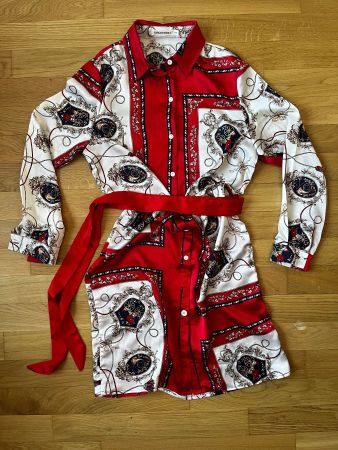 Robe en satin, tissu effet foulard