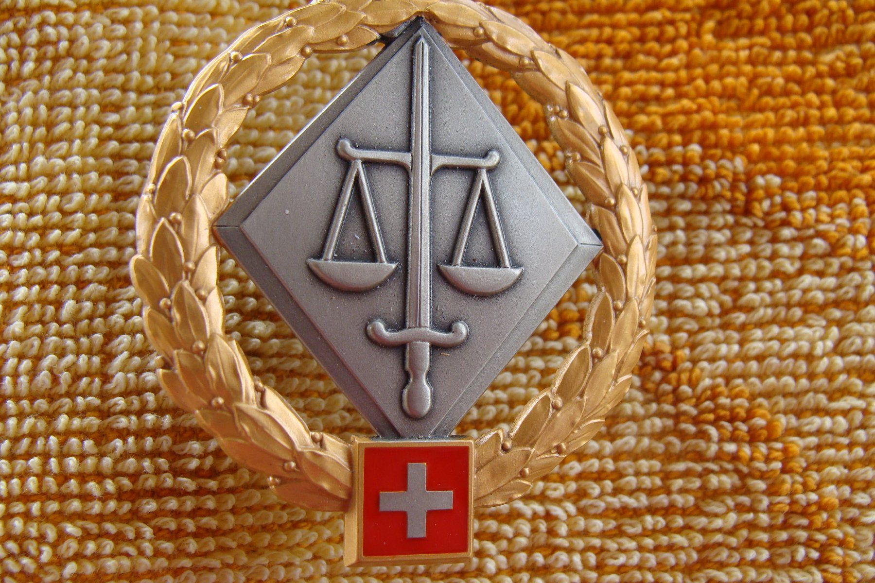 Schweizer Armee Placchette & Badge: Pour officier de la justice militaire – Nuovo e nell'imballaggio originale da Cuarny venduto da hen_g7hn