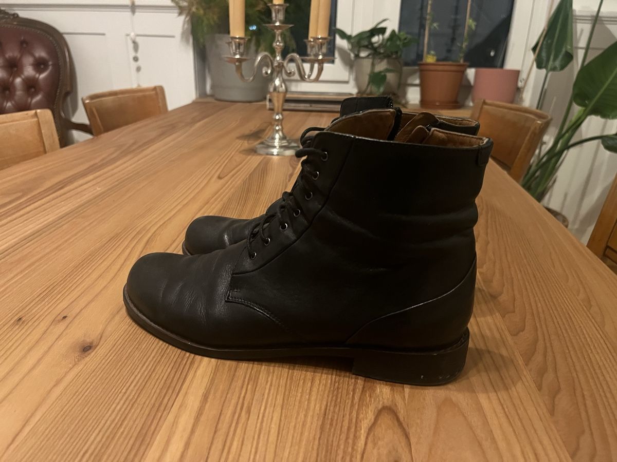 Scarpe da donna: Lederschuh Schnürstiefelette EVERYBODY Gr. 41 – Usato da Winterthur venduto da mirlitirli 1