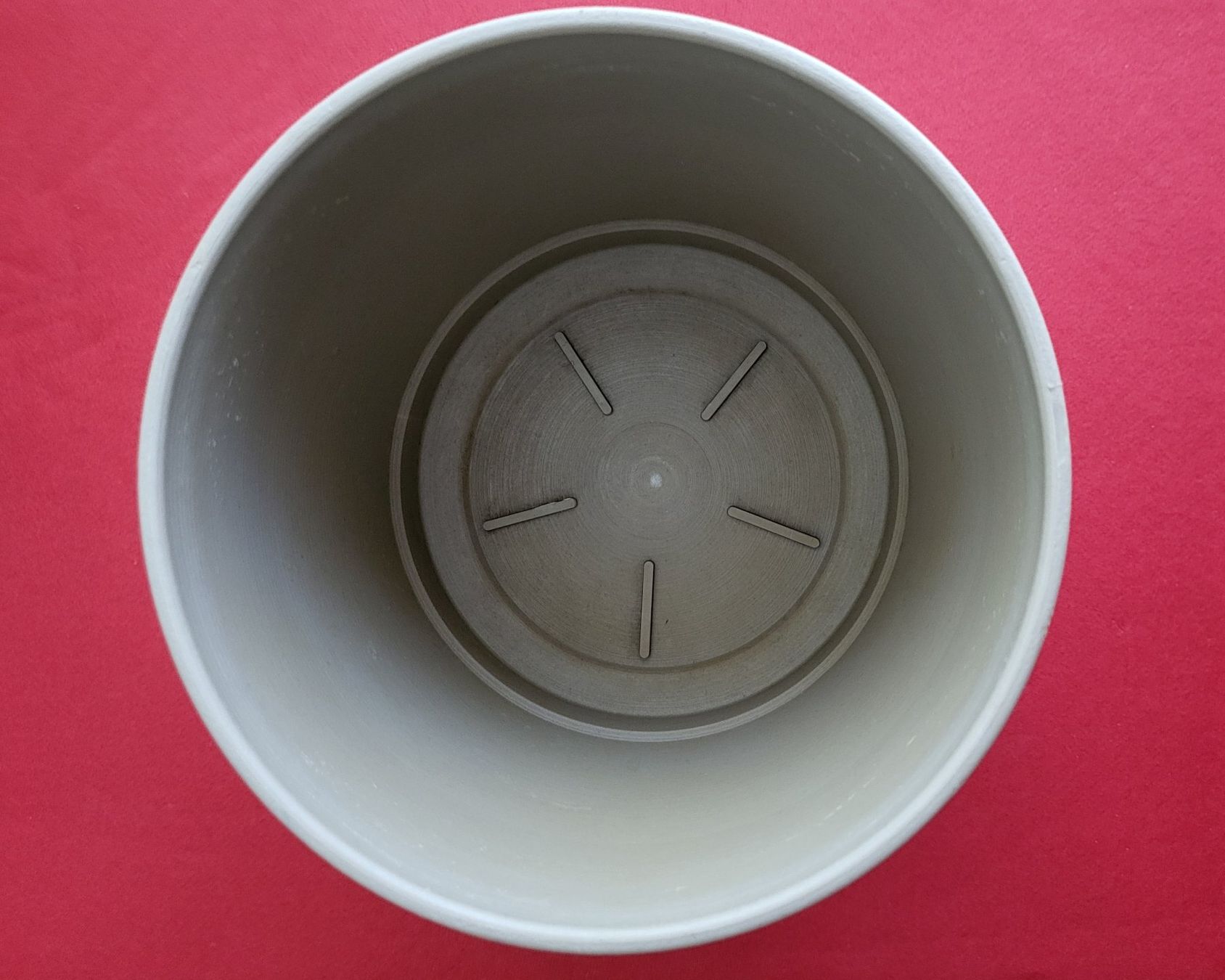 Pots de fleurs: Blumentopf, blau-weiss bemustert/Kunststoff – D'occasion à Eschlikon TG par Hirzliblick 1