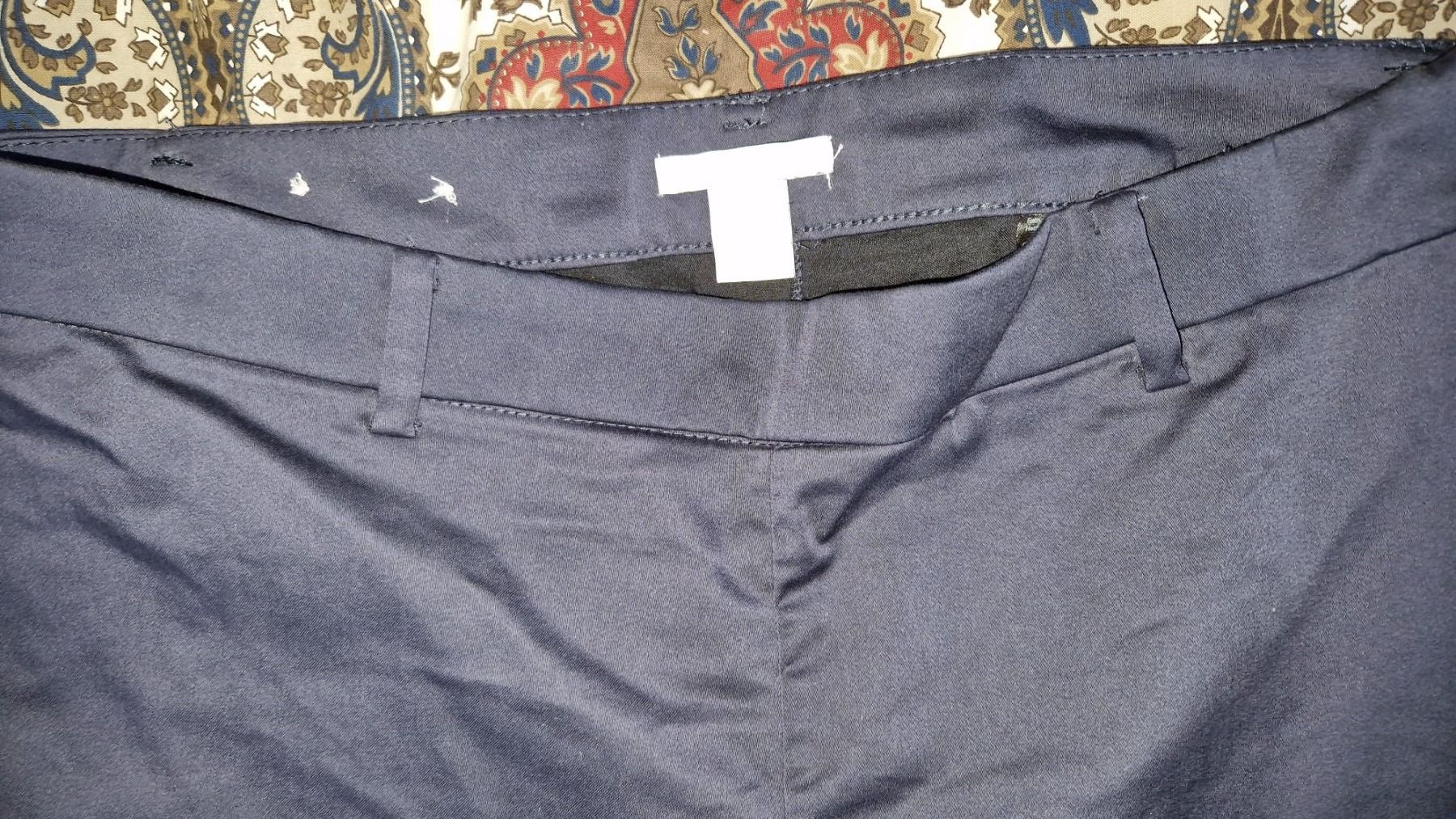 H&M Pantaloni: Dunkelblaue elastische Chino-Hose – Nuovo (secondo la descrizione) da Oberengstringen venduto da Sheera7 1