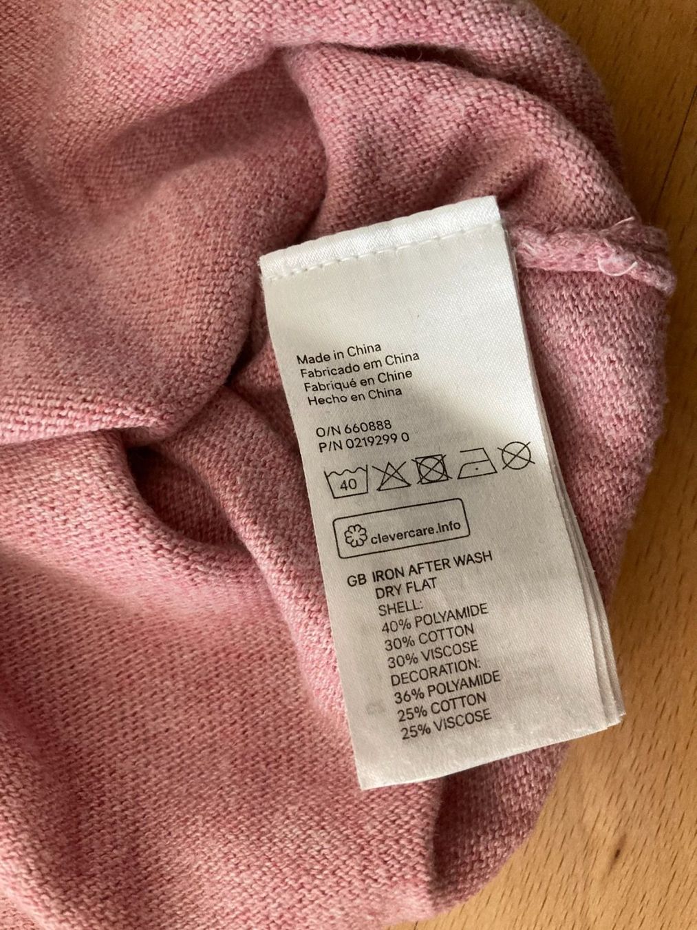 H&M Maglioni & Felpe: Pullover mit Herz-Motiv "H&M" – Usato da Muttenz venduto da Juvenile33 4