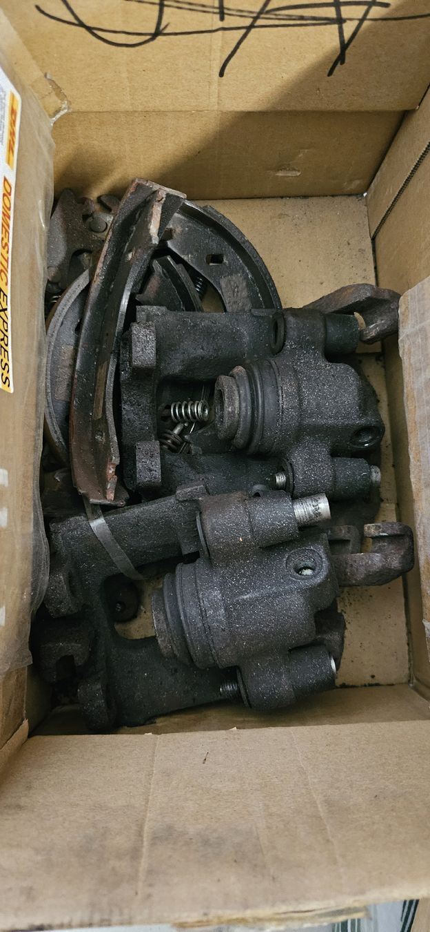 BMW Tutti pezzi di ricambio auto: BMW E30 Bremszangen und Handbremse Hinterachse – Usato da Flaach venduto da moto64