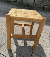 Holzhocker mit geflochtener Sitzfläche - Handgemacht