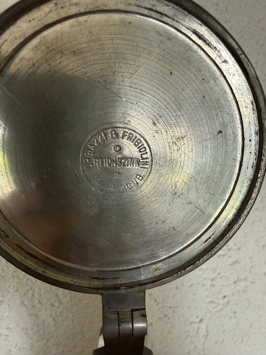Bicchieri: Chope à bière avec couvercle en étain et sonnette – Usato da Les Bayards venduto da aout 2