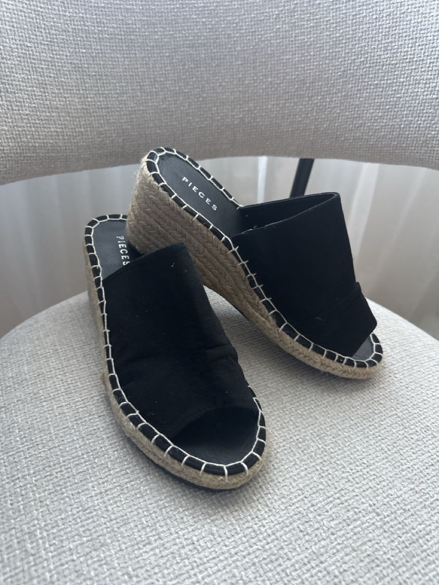 Pieces Damenschuhe: Keil Pantoletten Grösse 39 – Neu (gemäss Beschreibung) aus Zürich von Chez_Dali