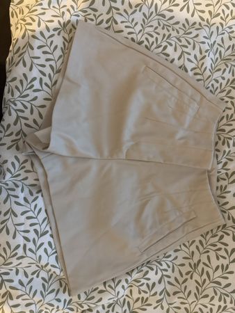 Sommerliche Kunstleder Shorts, Crème, Grösse XXS-XS