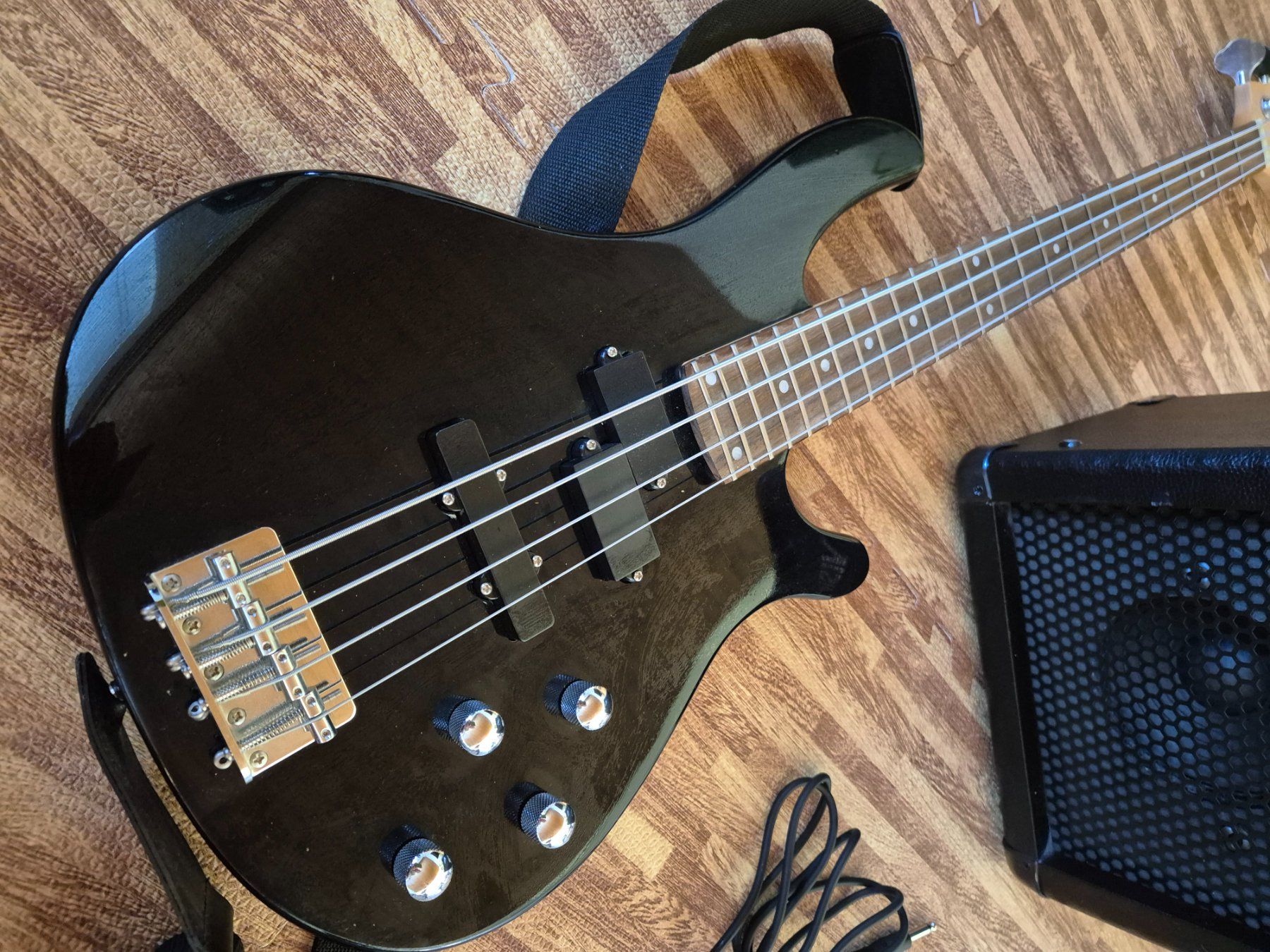 Musikinstrumente: Vision bass guitar by msa mit amplifier – Gebraucht aus Schlieren von marcoB51 1