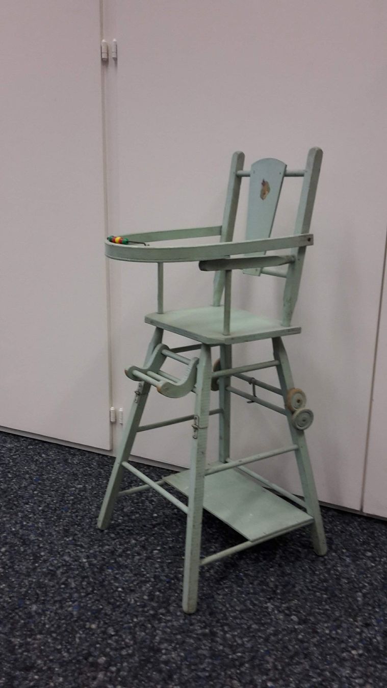 Giocattoli: Puppen Hochstuhl antik – Usato da Illnau venduto da Bab58blau