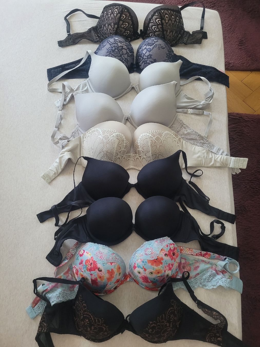 Autres dessous: lot de 9 soutien gorge – D'occasion à Yverdon-les-bains par sma_c6wn