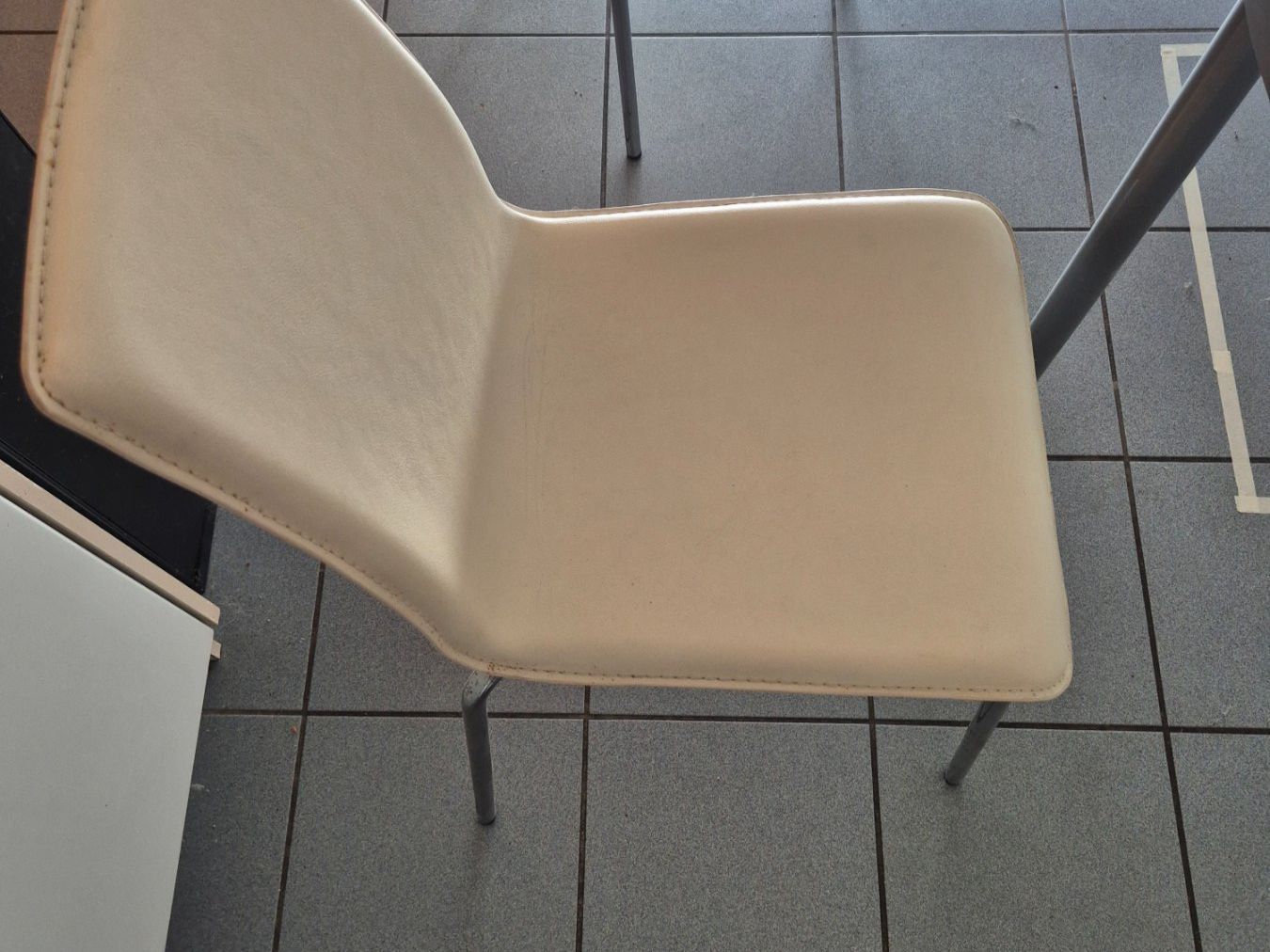 Chaises: lot de 4 chaises en plastique – D'occasion à Villeneuve VD par Floriang2 3