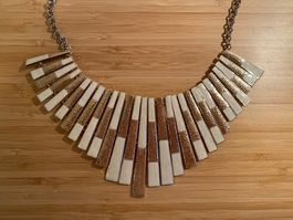Schöne Kette mit Gold- und Perlmutt-Optik