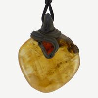 Honig-Calcit Anhänger mit zusätzlich eingefasstem Granat