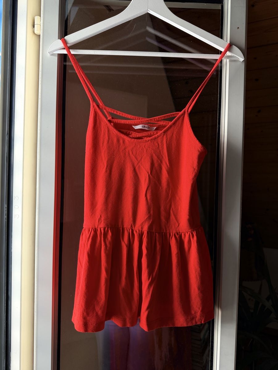 Top: Red Summer Top – Usato da Zürich venduto da BettinaMarie2308