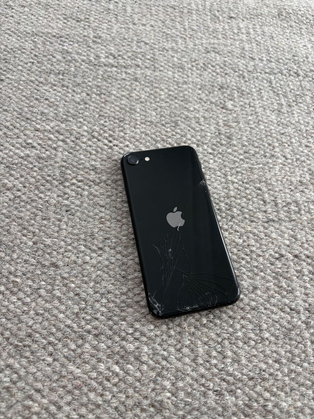 Apple Handys / Smartphones: iPhone SE (2. Generation), 64 GB, Sprung in Display – Gebraucht aus Zürich von Charlotte_Sophie 1