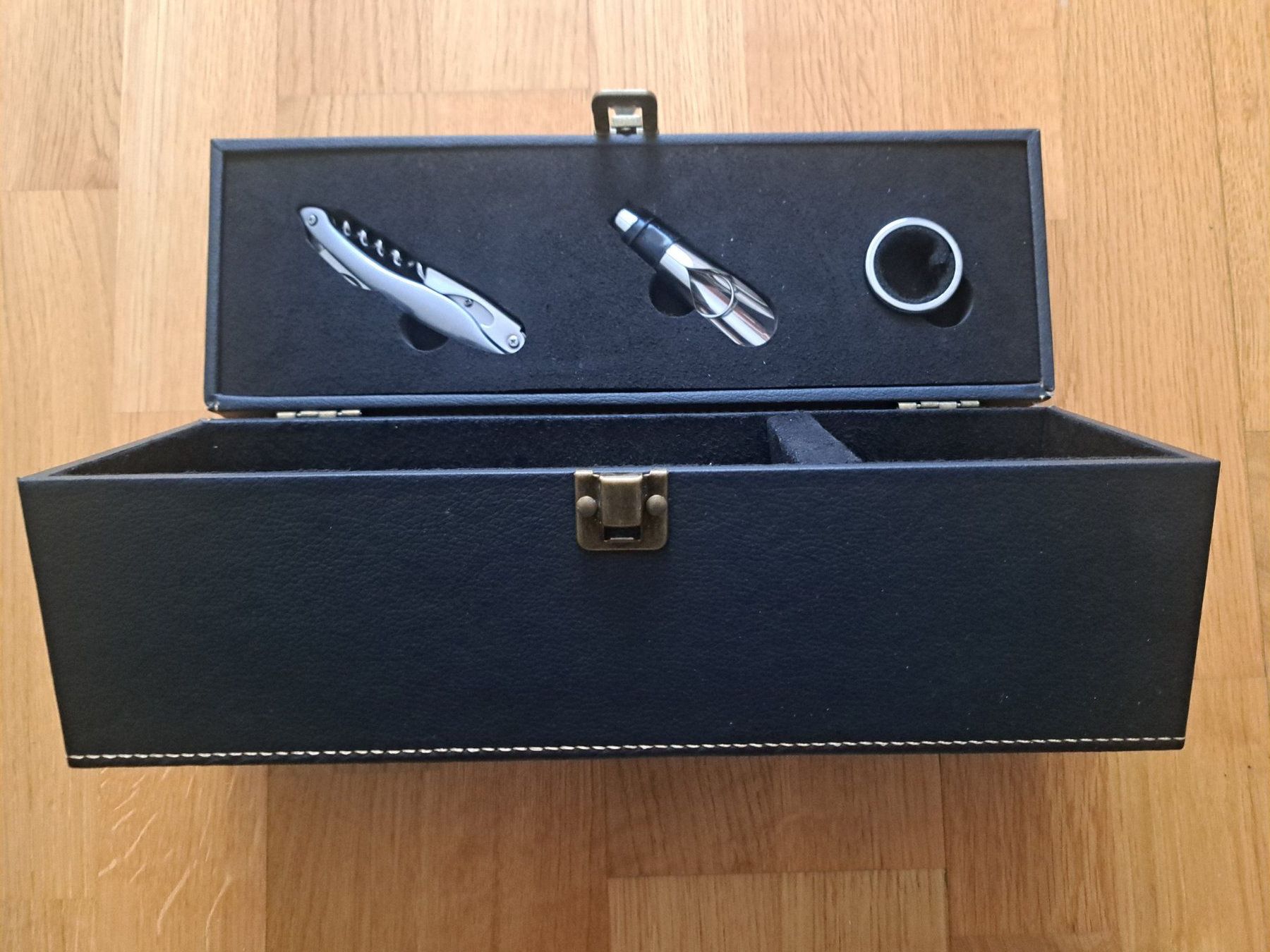 Altro: Edle Wein-Geschenkbox mit Zubehör – Usato da Basel venduto da oliver21218