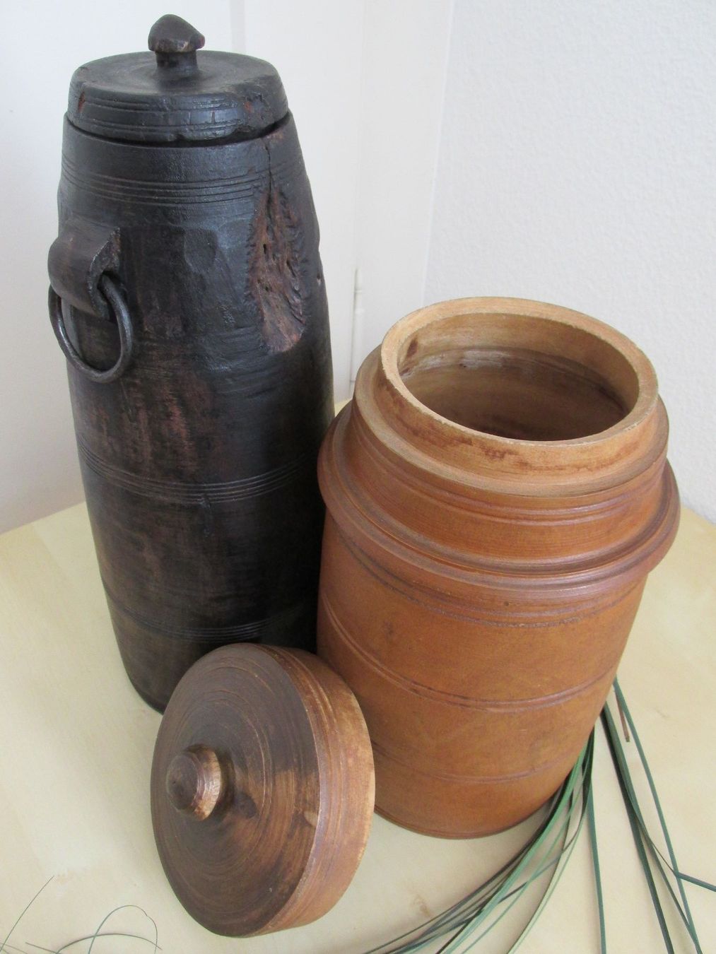 Tutte le decorazioni: rustikale Dekoration: 2 alte Deckeldosen/Deckelgefässe, Holz – Usato da Winterthur venduto da mat_q5d5 5